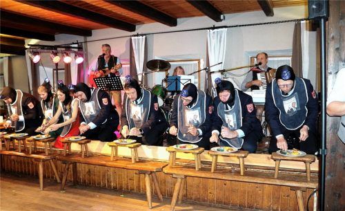 Eine Delegation der Oberbergkirchener Feuerwehr kam um das obligatorische Scheitlknien nicht drumherum. Als Nachtisch mussten sie sich einen gut gewürzten Pudding schmecken lassen. Fotos maier