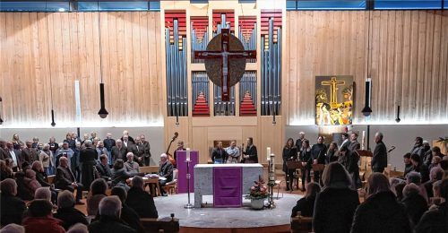 Eine festliche Botschaft erreichte die vielen Zuhörer in der Stadtkirche „Wiederkunft Christi“. Foto Sedlbauer
