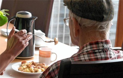 Eine Frau aus dem südlichen Landkreis Rosenheim räumte das Konto eines Seniors leer und kümmerte sich doch bis zuletzt um den alten Mann. Foto dpa
