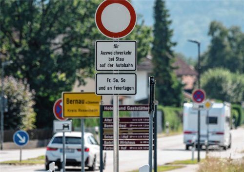 Eine Informationstafel am Ortseingang weist den Verkehr auf Durchfahrtsverbote der Nebenstrecke bei Stau hin. Foto DPA