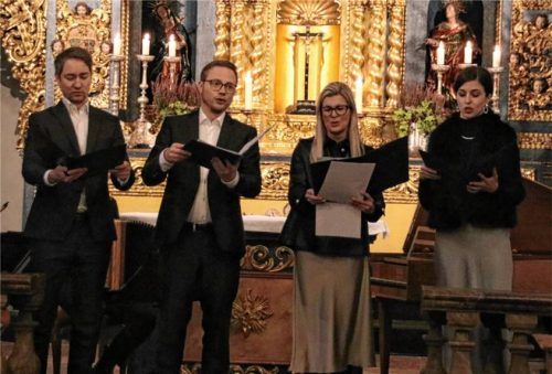 Eine kirchenmusikalische Genussstunde erlebten die Besucher im Münster Frauenwörth: (von links) Daniel Hinterberger (Bariton), Stefan Schlögl (Tenor), Andrea Wittmann (Alt) und Viviana Wittmann (Mezzosopran).Foto benekam