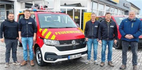 Eine kleine Abordnung, bestehend aus (von links) Jakob Bichler, Markus Summerer, Gabriel Linner und Christian Summerer, nahm das Fahrzeug von Schubert Steffen (Feuerwehr-Schmiede) entgegen. Foto wastl