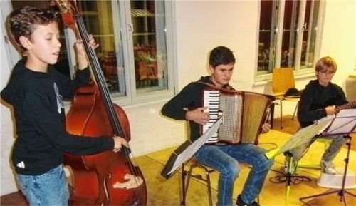 Eine kleine Combo bilden Florian Schmidt (Bass), Thomas (Akkordeon) und Tobias Spirkl (Gitarre). Fotos  Jaensch