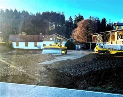 Eine Raupe schafft eine Fläche für den Baustellenplatz westlich des Vereinshauses Atzing.Foto hötzelsperger