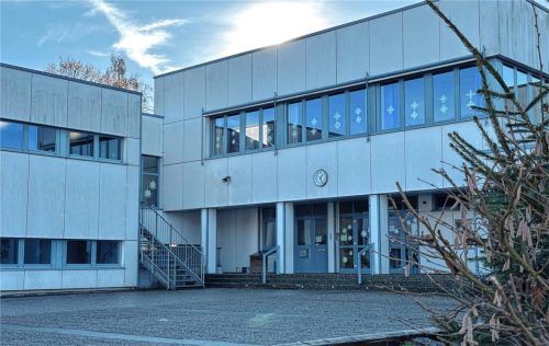 Eine Reparatur von Dach und Heizung lässt sich an der Goetheschule in Waldkraiburg nicht länger aufschieben. Foto Lohmann