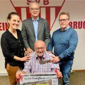 <p>Eine Sonderehrung erhielt das SVB-Urgestein Bruno Stach (Mitte) von Miriam Beslmüller (links), Bernhard Gleissner (stehend, Mitte) und Hannes Dörnberger für seine insgesamt über fünf Jahrzehnte langen Verdienste.</p>