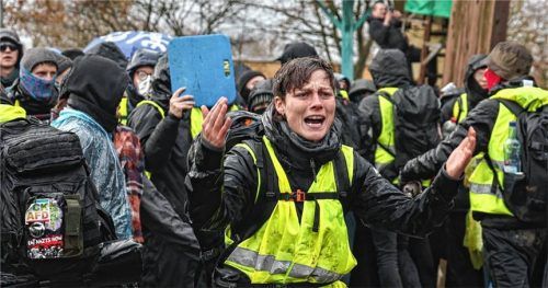 Eine von einem Wasserwerfer getroffene Demonstrantin schreit in Richtung der Polizei. Mehrere Tausend Demonstranten protestierten gegen die Neugründung einer AfD-Jugendorganisation. Foto dpa