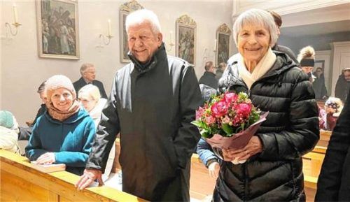 Einen Strauß Blumen gab es nach dem Gottesdienst für Therese Mroczek von Gliczinski nach Beendigung ihres über 41-jährigen Mesnerdienstes für die Pfarrgemeinde St. Nikolaus in Rimsting. Ein Dank galt auch ihrem Mann Rudi für dessen Unterstützung bei den Aufgaben. Foto hötzelsperger