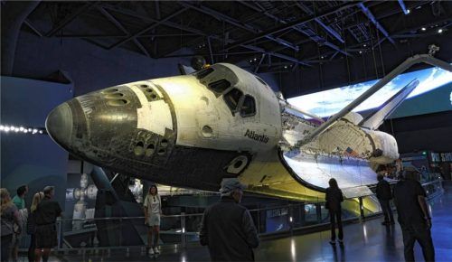 Einfach nur beeindruckend: Das Space Shuttle Atlantis im Kennedy Space Center. Von ihrem Erstflug am 3. Oktober 1985 bis zu ihrer letzten Landung am 21. Juli 2011 war sie insgesamt über 25 Jahre im Einsatz. Sie absolvierte 33 Missionen, umkreiste die Erde 4848- mal und verbrachte 306 Tage im Weltraum.