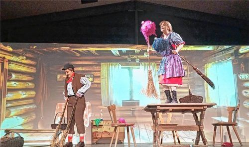 Einfühlsame Darstellung: Hänsel (Sarah Mair) und Gretel (Celina Hubmann) im Kultwerk Immling.Foto Giesen