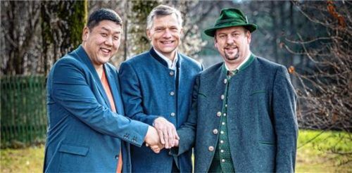 Einhellige Unterstützung: der CSU-Ortsvorsitzende von Großkarolinenfeld, Tae Su Yoon (links), und von Tattenhausen, Leonhard Krichbaumer (rechts), mit Bürgermeisterkandidat Anton Wallner.Foto re