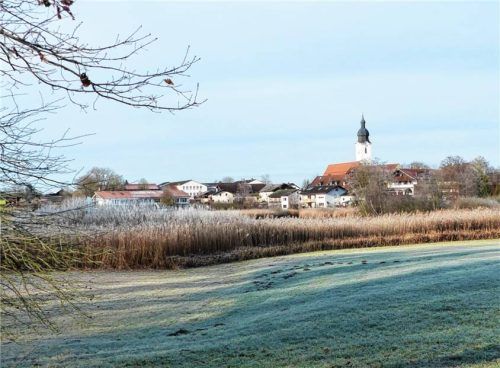 Eiselfing im spätherbstlichen Morgenreif aus südöstlicher Richtung betrachtet. Foto Burlefinger