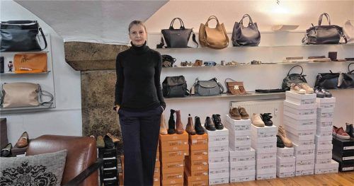 Elfriede Westner inmitten ihrer Modeauslage: Ende 2026 gibt sie ihr Geschäft „La Donna“ in der Wasserburger Fletzingergasse auf. Foto Birkhof