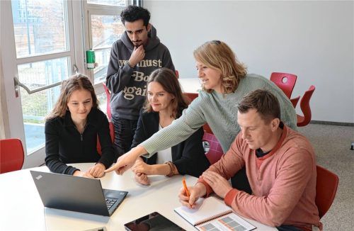 Emma Graupner und Professorin Carolin Fleischmann (sitzend, von links) beschäftigen sich in ihrem Forschungsprojekt mit der Frage, wie künstliche Intelligenz Teamarbeit unterstützen kann. Foto Anton Maier