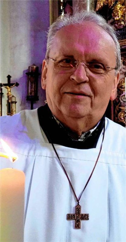 Entzündet die Kerze in der Kirche St. Jakob in Wasserburg am Inn: Mesner Ferdinand Utz. Foto Weithofer