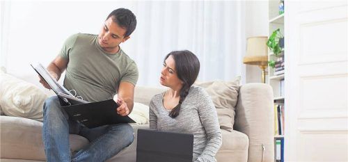 Er überweist Miete an sie. Muss sie diese Einnahmen gegenüber dem Finanzamt erklären? Foto Christin Klose/Dpa