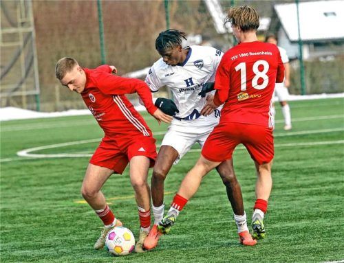 Erfolgreiche Eroberung: Noah Markulin (links) und Leon Tutic holen sich den Ball vom Garmischer Momo Ndiaye.Foto Oliver Rabuser