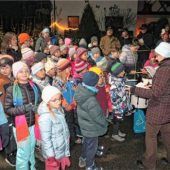 <p>Erfrischend sang der gemeinsame Kinderchor aus Götting und Heufeld unter der Leitung von (von rechts) Tina Hermanns und Anni Heigl.</p>