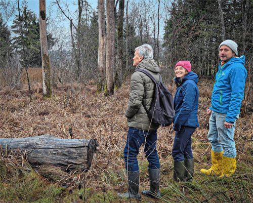 Es ist ein vorzeitiges Weihnachtsgeschenk für die Natur: Max Finster, Raphaela Oeckl und Jonas Garschhammer (von links) besichtigen die Moorflächen, die nun wieder renaturiert werden. Foto Rieger