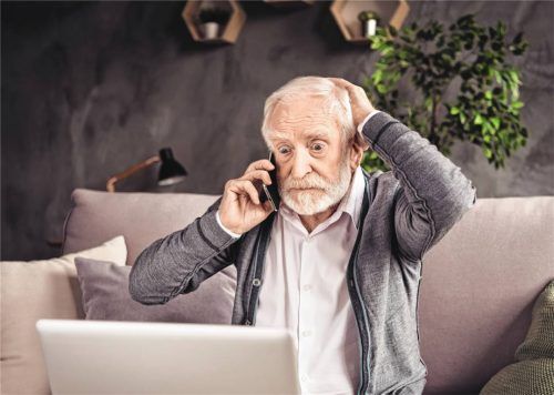 Es kann jedem passieren: Zuhause fühlt man sich sicher, man entspannt und der persönliche Schutzschild ist abgestellt. Wer in diesem Zustand von einem Trickbetrüger aus dem Tritt gebracht wird, tut oft Dinge, die er hinterher schwer bereut. Foto adobe stock/deagreez