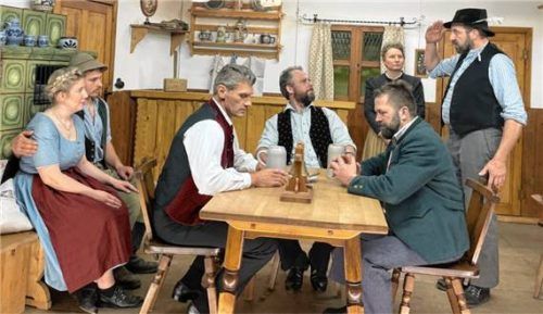 Falott Valentin Staudigl (Anderl Gruber) meldet sich zum Entsetzen des um den Tisch versammelten Gemeinderats mit seiner vielköpfigen Familie aus der Gemeinde Erlbach ab. Foto Grundner