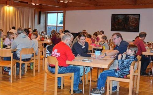 Familien nutzten das Angebot, die besten Spiele des Jahres 2025 zu testen und zu bewerten. Foto eder