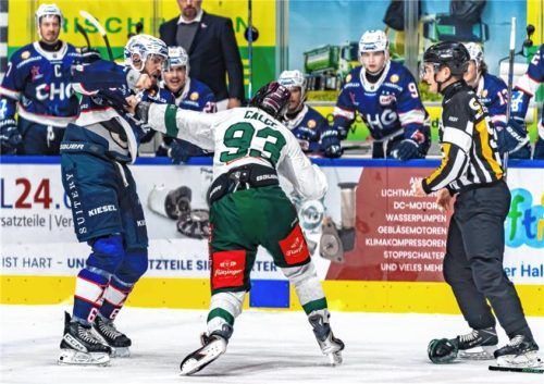 Faustkampf vor dem Ex-Team: Rosenheims Luigi Calce (rechst) und Ravensburgs Neuzugang Jan Wieszinski ließen im ersten Drittel die Handschuhe fallen.Foto Imago/Eibner