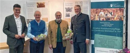 Feierliche Eröffnung der Ausstellung „25 Jahre Kreisheimatpflege im Landkreis Mühldorf“: (von links) Landrat Max Heimerl, Kreisheimatpfleger Reinhard Albert, Kreisheimatpfleger Dr. Reinhard Baumgartner und Dr. Marcel Huber, Staatsminister a. D. Fotos  Landratsamt