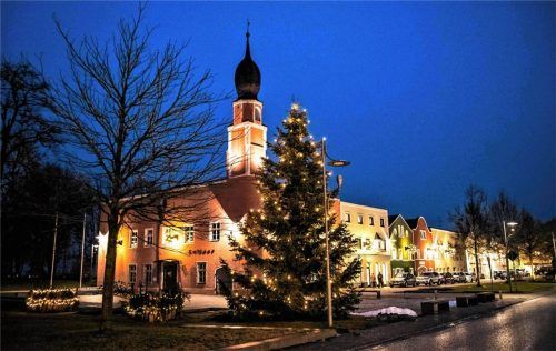 Festlich beleuchtet wartet die Gemeinde Tüßling auch dieses Jahr wieder zum Weihnachtsfest auf.Foto . RUDOLF MAYER