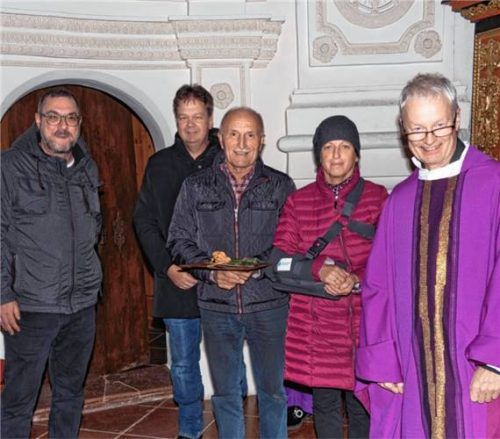 Franz Unterlinner (Mitte) und Ehefrau Marlene nahmen das Präsent von Pfarrer Thomas Schlichting (von rechts), Kirchenpfleger Christian Wylezol und Verwaltungsleiter Florian Weindl entgegen. Foto Aerzbäck