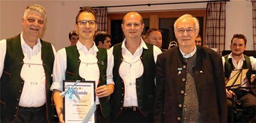 Freude bei der Urkundenübergabe: Leonhard Eisner (rechts), Vorsitzender des Musikbezirks Inn/Chiemgau, ehrte im Beisein von Peter Berger (links) und dem Vorsitzenden der Trachtenkapelle, Hans Weber (Zweiter von rechts), den Zweiten Dirigenten Marinus Ransberger für 25 Jahre aktives Musizieren. Fotos Strim