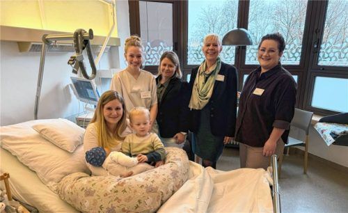 Freude über die Einführung der Integrativen Wochenbettpflege: (von links) Nadine Altmannshofer mit Sohn Max, Pflegepraktikantin Elisabeth Kurz, Pflegedienstleiterin Christine Zeindl, Pflegedirektorin Manuela Großauer sowie Verena Irgmeier, Zentrumsleitung der Frauenklinik und der Pädiatrie. Foto Schmitzer/InnKlinikum