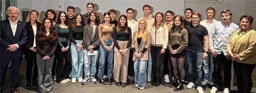 Freuen sich mit den erfolgreichen Absolventen: (von links) Bürgermeister Erwin Baumgartner, daneben die Familienreferentin Silke Auer und rechtsJugendreferentin Heike Perzlmeier. Foto Stadt Neumarkt-St. Veit