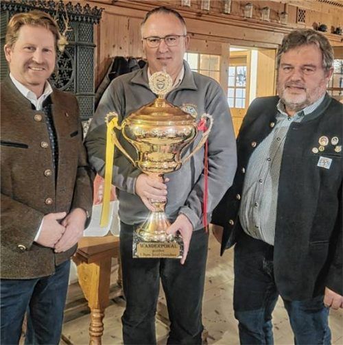 Freuen sich über den Sieg: (von links) Wanderpokalstifter Bürgermeister Josef Grundner, Schützenmeister Thomas Söll, SGE Salmanskirchen, und von den Altschützen Ampfing der Vorsitzende Manfred Lutz.Foto stettner