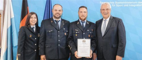 Freuen sich über die Auszeichnung vom Bayerischen Staatsministerium des Innern, für Sport und Integration beim Blaulichtempfang „Sicheres Bayern“ in Nürnberg: (von links) Elisabeth Lindauer, Maximilian Plenk und Christian Schaber. Es gratuliert Minister Joachim Herrmann. Foto BayStMI/Giulia Iannicelli