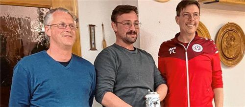 Freuen sich über ein erfolgreiches Freundschaftsschießen: (von links) der Schützenmeister der SG Staudham, Christian Zehentmair, der beste Schütze Simon Lechner und der Rechtmehringer Schützenmeister Peter Linner. Foto linner