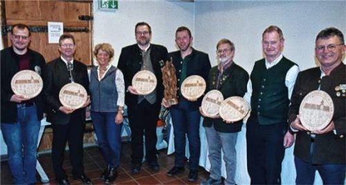 Freuten sich über den Abschluss: (von links) Stefan Rosenberger, Franz Binsteiner, Zweite Bürgermeisterin Hildegard Brader, Martin Mangstl, Thomas Mitterhofer, Otto Mittermair, Josef Bühn und Franz Warmedinger.Foto re