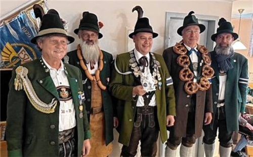 Freuten sich über den guten Verlauf: (von links) Hauptmann Willi Berger, Florian Zäch, Franz Heinrich, Hans Hager, Thomas Bruckbauer.Foto Wunsam