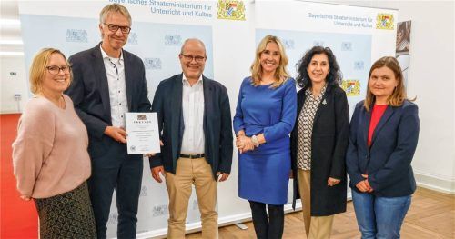 Freuten sich über die Auszeichnung: (von links) Julia Raithel, Berufliches Schulzentrum Wasserburg, Gerhart Zimmermann, Schulleiter des Beruflichen Schulzentrums Wasserburg, Johannes Kaspar, Schulleiter des Sonderpädagogischen Förderzentrums Wasserburg, Staatsministerin Anna Stolz, Maria Polychronis, Sonderpädagogisches Förderzentrum Wasserburg, und Ursula Ammersbach, Berufliches Schulzentrum Wasserburg.Foto  Pressestelle Kultusministerium7beier