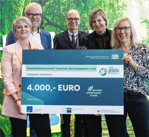 Freuten sich über die Auszeichnung: (von links) Kreiha-Geschäftsstellenleiterin Manuela Deneri, Dr. Frank Hüpers, Hauptgeschäftsführer des Bayerischen Handwerkstages, Dr. Markus Gruber vom Bayerischen Staatsministerium für Arbeit, Soziales und Familie, sowie Manuela Siglreitmaier und Birgit Wengler-Huber. Foto StMAS/Schäffler