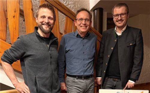 Freuten sich über eine gelungene Aufstellungsversammlung: (von links) Ortsvorsitzender und Gemeinderat Georg Wörndl, Bürgermeister Daniel Mair und Kreisrat Helmut Freund. Foto re