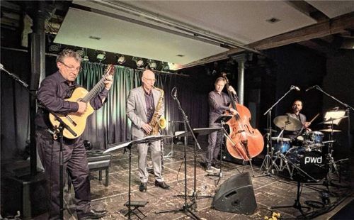 Füllten den Haberkasten mit der Musik der Beatles: (von links) die „Golden Notes“ mit Andreas Seifinger, Hugo Siegmeth, Harald Scharf und Facundo Barreyra.Foto re