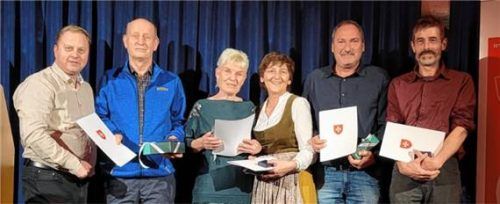 Für 15 oder zehn Jahre treue Mitarbeit im Fahrdienst bedankte sich Ernst Schütz, Stadt- und Kreisgeschäftsführer der Malteser Rosenheim, bei Gerd Peter Müller, Heidi Obendorfer, Marion Hollinger und Artur Nawrotzki. Florian Bauer ist dem Rettungsdienst der Malteser schon seit 25 Jahren treu.Fotos malteser