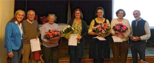 Für 25 Jahre Mitgliedschaft beim OGV Söchtenau konnten Vorsitzende Gertraud Polz (links) und Kreisvorsitzender Rainer Steidle (rechts) Josef Berghammer, Theresia Berghammer, Irmi Fleidl, Sybille und Michael Fleidl, Cäcilie Grießer, Andrea Krämer, Monika Maier, Martin Schmidmayer und Franz Unterbuchner auszeichnen. Leider waren nicht alle zu Ehrenden bei der Versammlung dabei.Foto OGV Söchtenau