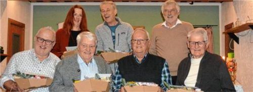 Für 50-jährige Mitgliedschaft im Alpenverein wurden geehrt (von links) Josef Stöttner, Regina Maier, Andreas König, Manfred Enzinger, Rudi Ager und Alfred Waschin. Dies freute Zweiten Vorsitzenden Peter Parsiegla (rechts oben). Foto eder