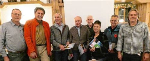 Für 60 Jahre Mitgliedschaft im Alpenverein wurden vom Sektionsvorsitzenden Andi Helminger (rechts) und seinen beiden Stellvertretern Peter Oberhauser und Ralf Huber (von links) Andreas Graf, Gottfried Graf, Pepi Stückl, Brigitte Graf und Hermann Opatz geehrt.Foto hauser