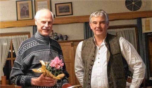Für 60 Jahre Mitgliedschaft in der Sektion Prien des DAV wurde Sepp Friedrich (links) vom stellvertretenden Vorstand Jörg Huber geehrt.Foto re