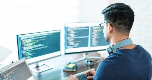 Für IT-Fachkräfte bleibt der Arbeitsmarkt stabil, wobei sich die Anforderungen verändern. Foto AntonioDiaz - stock.adobe.com