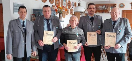 Für langjährige Vereinstreue wurden geehrt: (von rechts) Johannes Seidl, Richard Huber, Johann Pichlmeier, Michael Wundrak mit dem Vorsitzenden Josef Obermeier. Foto ksk