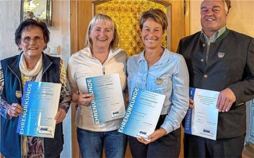 Für zehn Jahre Vorstandsarbeit geehrt (von links) Ingrid Eisenreich, Susanna Strobl, Tanja Fischl-Jonda und Leonhard Moosmeier.Foto gerstner